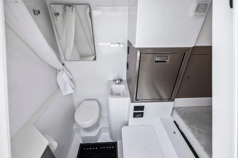 Slide: The Image of Das Bild zeigt ein modernes Badezimmer auf einer Yacht mit Toilette, Waschbecken und Dusche. - 38
