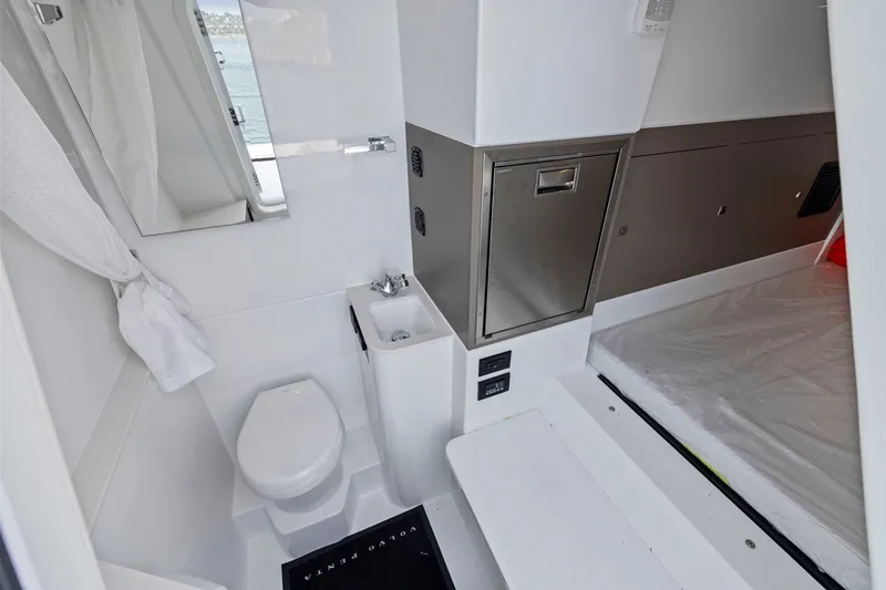 Slide: The Image of Das Bild zeigt ein modernes Badezimmer auf einer Yacht mit Toilette, Waschbecken und Spiegel. - 39