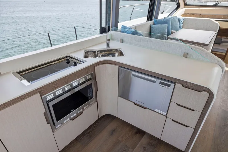 Slide: The Image of Die Küche einer Cruisers Yachts 57 Fly von 2026 mit modernen Geräten und Meerblick. - 47