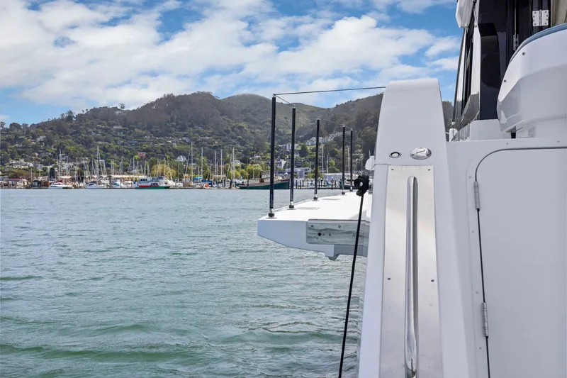 Slide: The Image of Die Cruisers Yachts 57 Fly von 2026 liegt im Wasser mit einem malerischen Hafen im Hintergrund. - 40