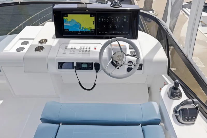 Slide: The Image of Das Bild zeigt das Steuerpult einer Cruisers Yachts 57 Fly von 2026 mit modernen Instrumenten. - 28