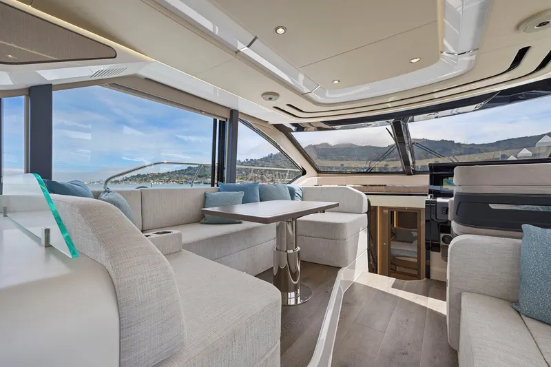 Slide: The Image of Luxuriöser Salon einer Cruisers Yachts 57 Fly von 2026 mit Panoramafenstern und eleganter Einrichtung. - 49