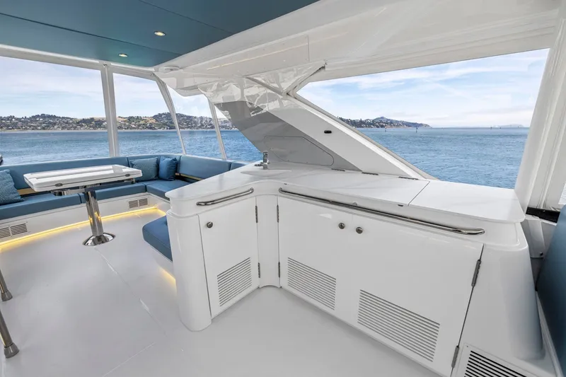 Slide: The Image of Das Bild zeigt das moderne Interieur einer Cruisers Yachts 57 Fly von 2026 mit stilvollen Sitzgelegenheiten und einem Tisch. - 29