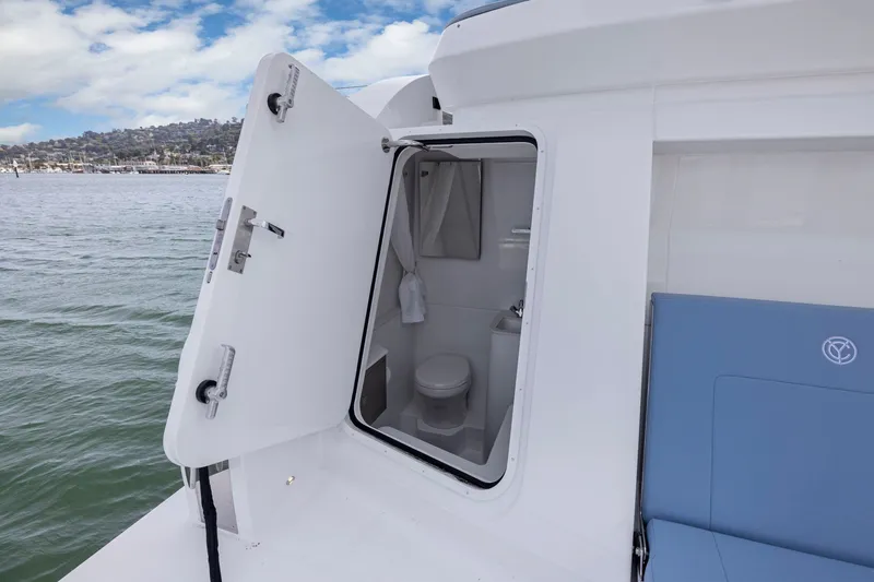 Slide: The Image of Die Cruisers Yachts 57 Fly von 2026 zeigt eine geöffnete Tür zu einem kleinen Badezimmer. - 37