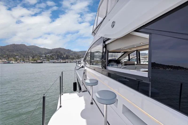 Slide: The Image of Die Cruisers Yachts 57 Fly von 2026 liegt im Wasser mit Blick auf eine bergige Küste. - 41