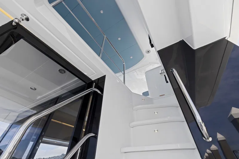 Slide: The Image of Die Treppe auf der Yacht führt zu einem oberen Deck mit blauer Decke und Edelstahlgeländer. - 22