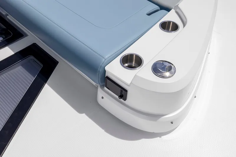 Slide: The Image of Ein modernes Boot mit blauer Polsterung und Edelstahl-Getränkehaltern. - 18