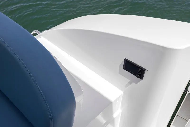 Slide: The Image of Das Bild zeigt das Deck einer Cruisers Yachts 57 Fly von 2026 mit blauer Polsterung. - 15