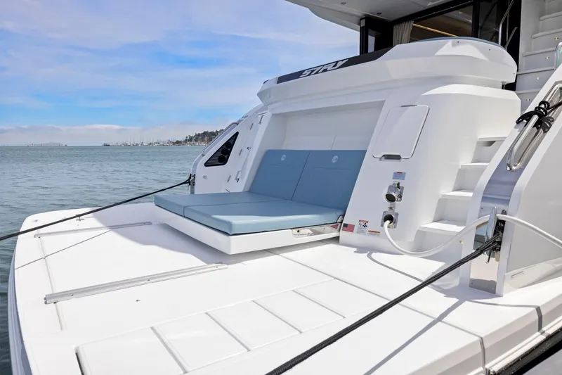Slide: The Image of Das Bild zeigt das Heck einer Cruisers Yachts 57 Fly von 2026 mit einer Liegefläche. - 36