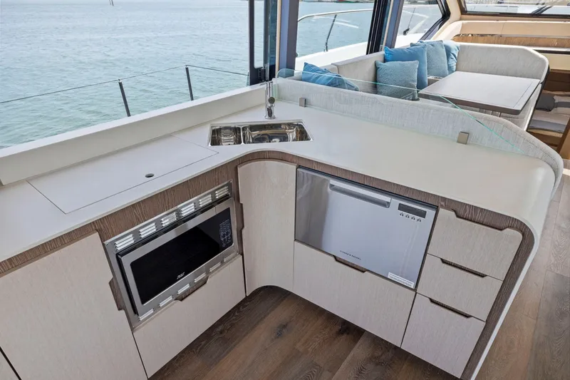 Slide: The Image of Die moderne Küche auf der Cruisers Yachts 57 Fly bietet einen Mikrowellenherd, Spüle und Geschirrspüler. - 46