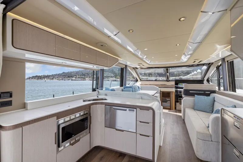 Slide: The Image of Innenraum einer luxuriösen Yacht mit moderner Küche, großen Fenstern und stilvollen Sitzgelegenheiten. - 44