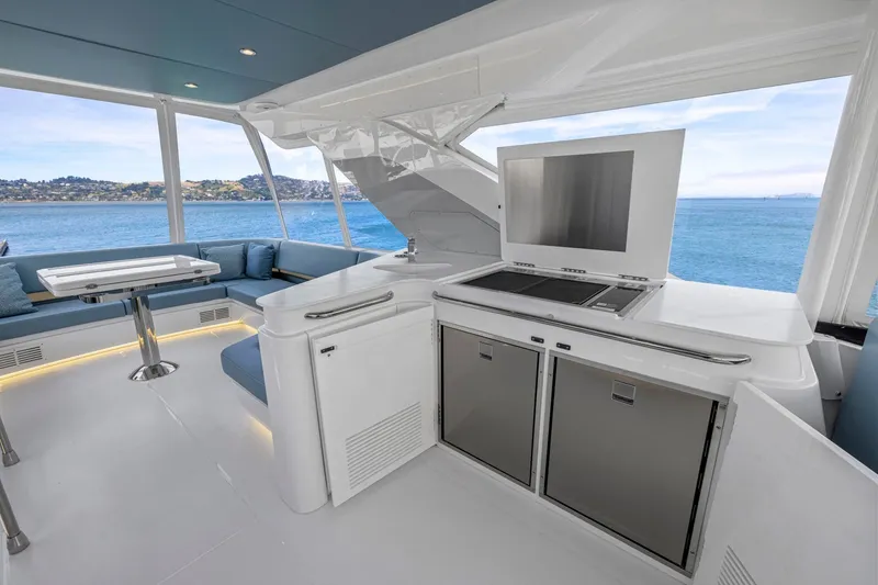 Slide: The Image of Luxuriöser Innenraum einer Cruisers Yachts 57 Fly mit modernen Geräten und Panoramablick auf das Meer. - 30