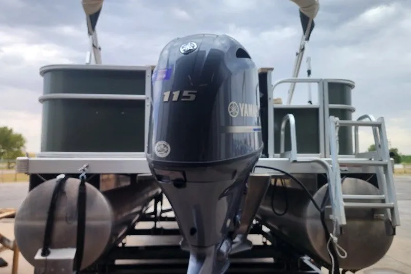 Slide: The Image of 2018 Bennington SSX21 pontoon boat with Yamaha 115 outboard motor, rear view. - 4