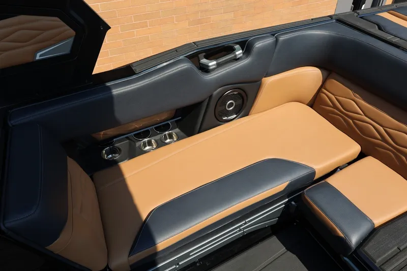 Slide: The Image of Das Bild zeigt die luxuriöse Innenausstattung eines Supra SL 550 Bootes mit beigen und schwarzen Sitzen. - 34