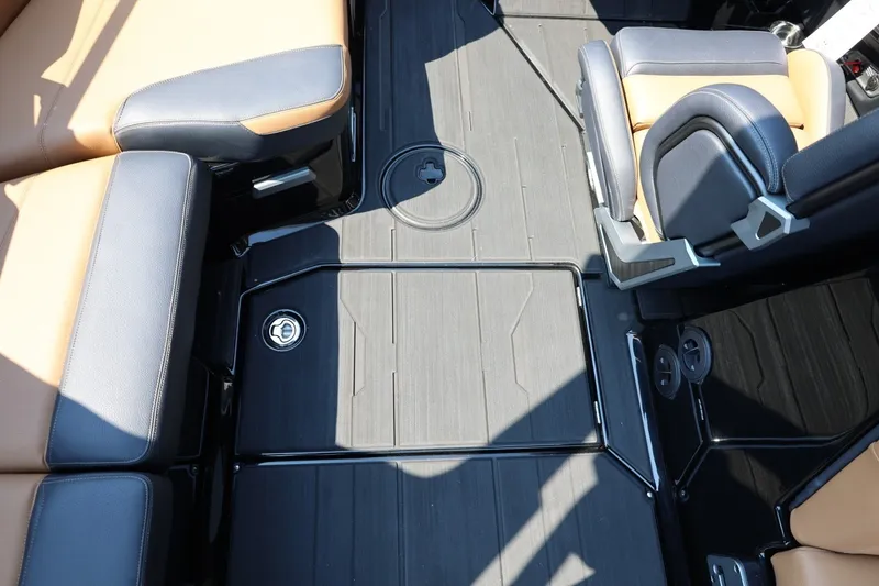 Slide: The Image of Das Bild zeigt den Innenraum eines Supra SL 550 Bootes mit eleganten Sitzen und Bodenbelag. - 47