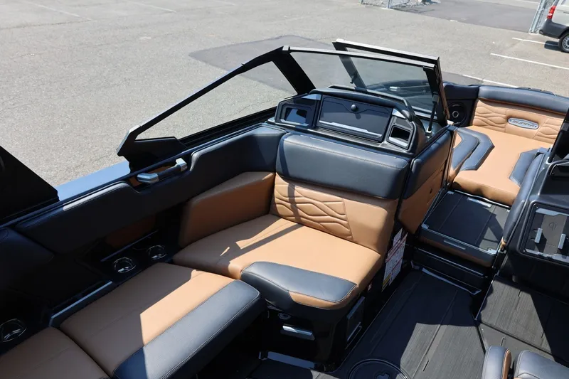 Slide: The Image of Das Bild zeigt das Innere eines Supra SL 550 Bootes mit eleganten, zweifarbigen Sitzen. - 30