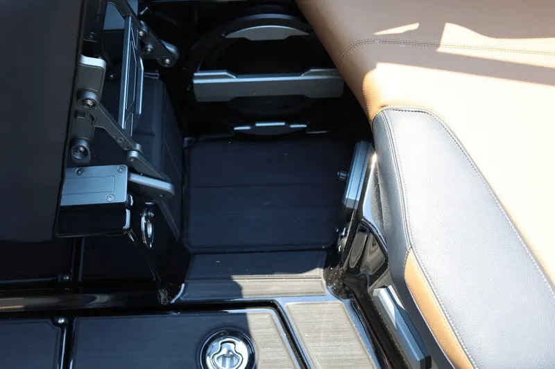 Slide: The Image of Nahaufnahme des Innenraums eines Supra SL 550 Bootes mit braunen und schwarzen Sitzen. - 39