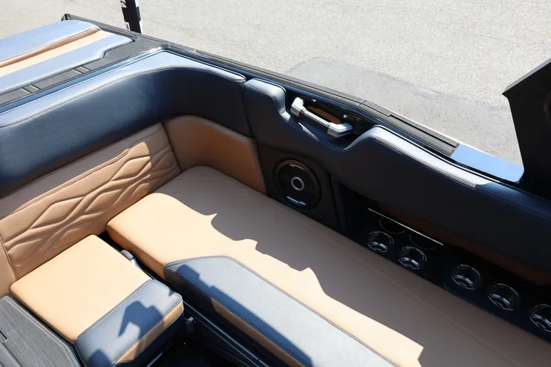 Slide: The Image of Innenraum eines Supra SL 550 von 2026 mit eleganten Ledersitzen und modernen Lautsprechern. - 32