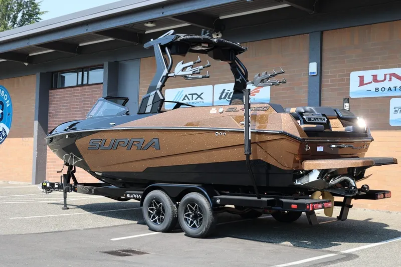 Slide: The Image of Das Bild zeigt ein 2026 Supra SL 550 Boot auf einem Anhänger, geparkt vor einem Gebäude. - 4