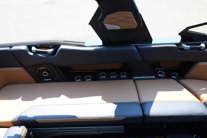 Slide: The Image of Das Bild zeigt das luxuriöse Innere eines Supra SL 550 Bootes mit eleganten Sitzen und modernen Details. - 31