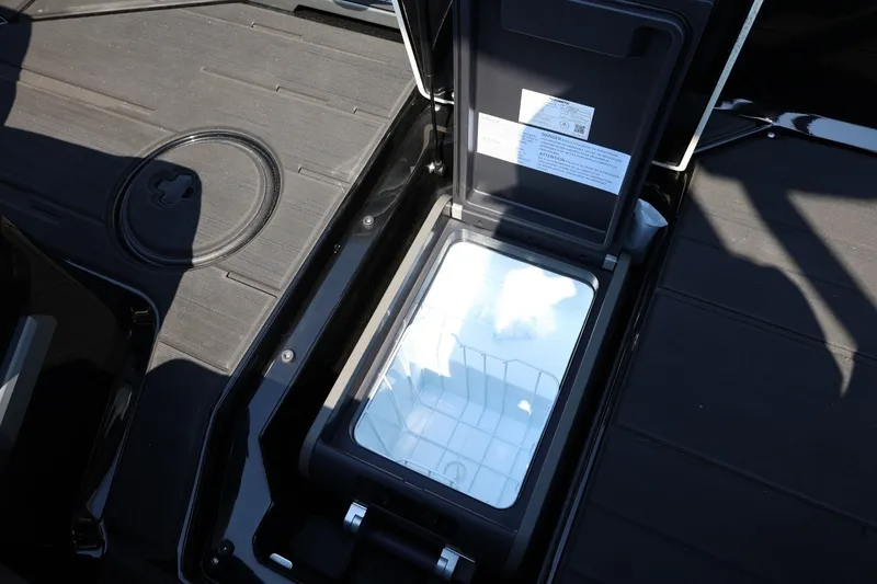 Slide: The Image of Ein offenes Staufach auf einem Boot mit einem transparenten Deckel, umgeben von dunklem Bodenbelag. - 50