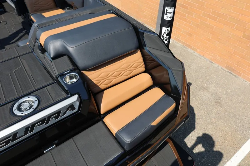 Slide: The Image of Das Bild zeigt das luxuriöse Interieur eines Supra SL 550 Bootes mit eleganten Sitzen. - 18