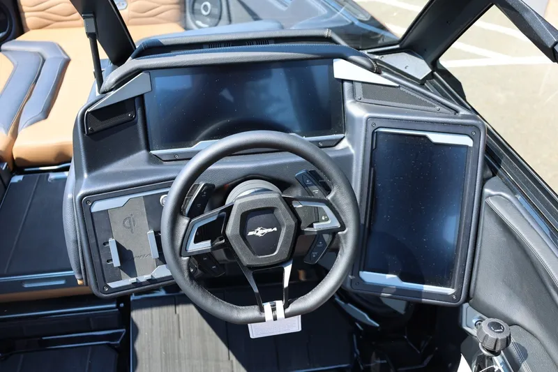 Slide: The Image of Das Bild zeigt das Cockpit eines Supra SL 550 Bootes mit modernen Displays und einem Lenkrad. - 42