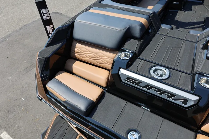 Slide: The Image of Das Bild zeigt das Heck eines Supra SL 550 Bootes mit luxuriösen Sitzen. - 17