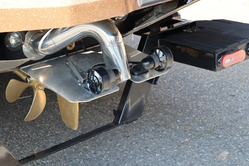 Slide: The Image of Nahaufnahme des Hecks eines Supra SL 550 von 2026 mit Propeller und Auspuff. - 7