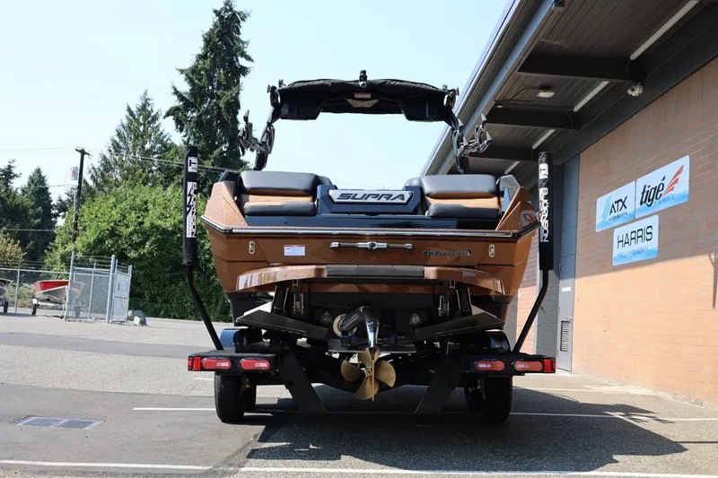 Slide: The Image of Ein Supra SL 550 von 2026 steht auf einem Anhänger vor einem Gebäude. - 6