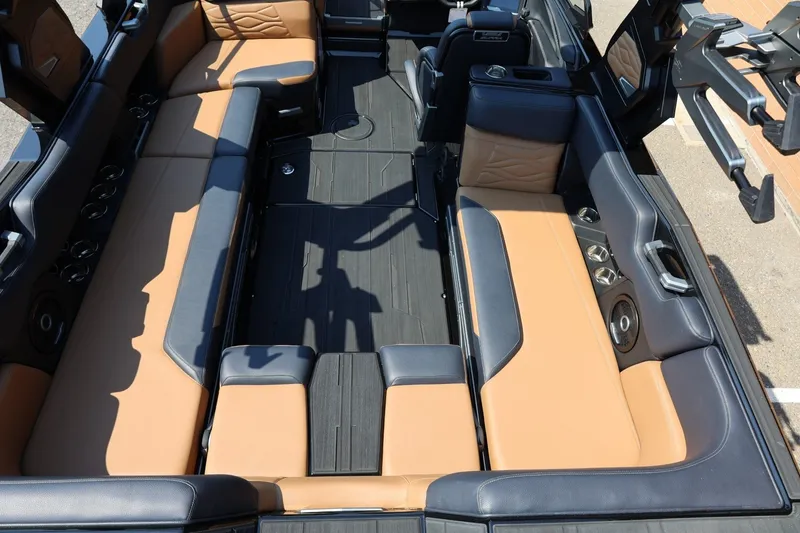 Slide: The Image of Innenraum des Supra SL 550 von 2026 mit luxuriösen Sitzen und modernem Design. - 26