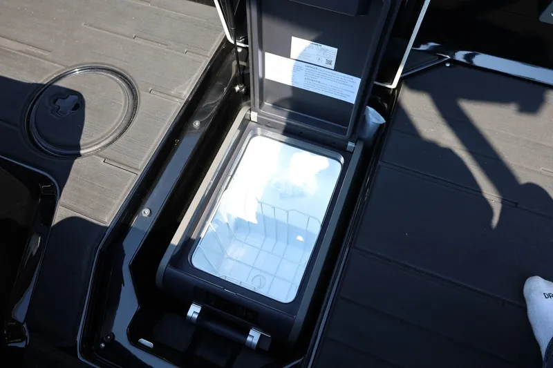 Slide: The Image of Ein offenes Staufach auf einem Boot mit einem weißen Einsatz und schwarzem Rand. - 49