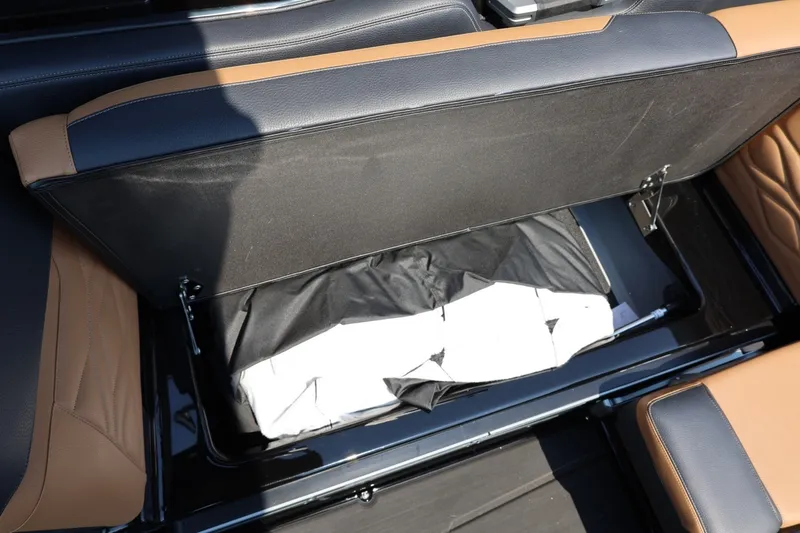 Slide: The Image of Stauraum unter Sitzbank im Supra SL 550 Boot. - 36