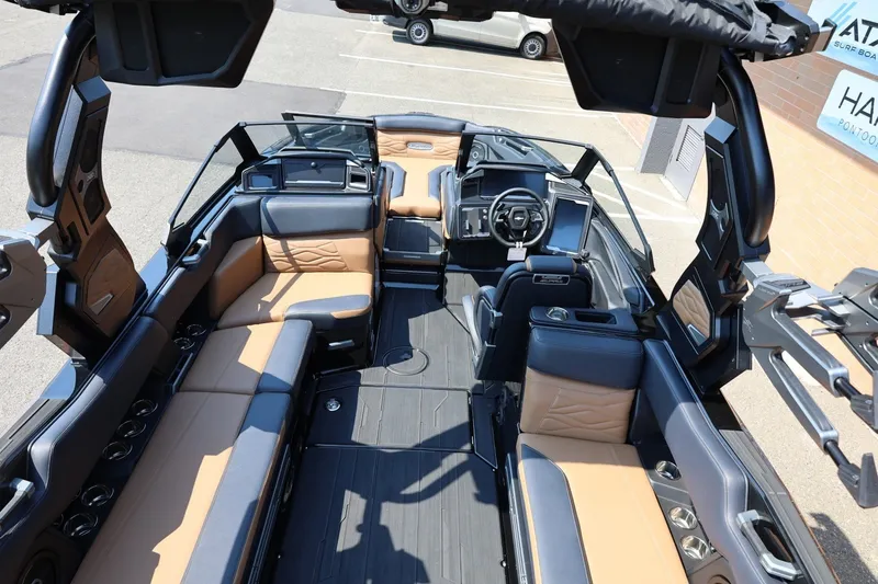 Slide: The Image of Das Bild zeigt das Innere eines Supra SL 550 Bootes von 2026 mit luxuriösen Sitzen. - 27