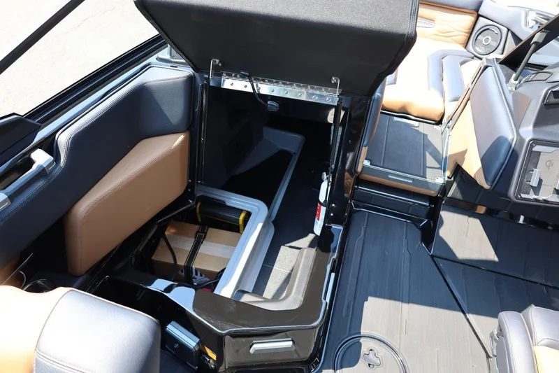 Slide: The Image of Das Bild zeigt den Innenraum eines Supra SL 550 Bootes mit geöffnetem Staufach. - 40