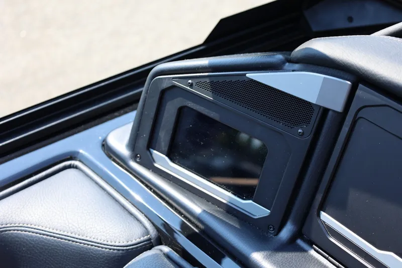 Slide: The Image of Das Bild zeigt das Armaturenbrett eines Supra SL 550 von 2026 mit einem modernen Display. - 46