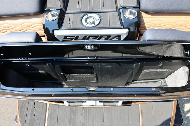 Slide: The Image of Das Bild zeigt den Stauraum eines Supra SL 550 Bootes von 2026 mit stilvollem Design. - 20