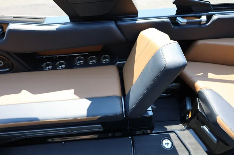 Slide: The Image of Das Bild zeigt die Innenausstattung eines Supra SL 550 von 2026 mit eleganten Sitzen. - 38