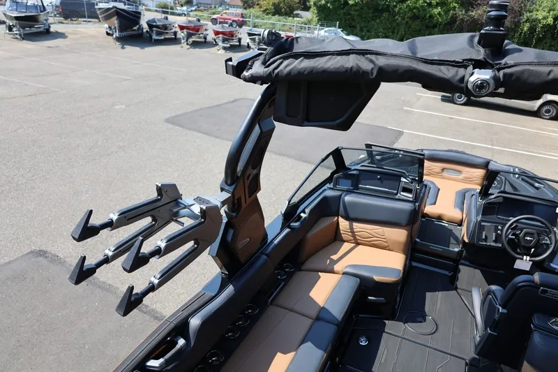 Slide: The Image of Das Bild zeigt das Innere eines Supra SL 550 Bootes mit modernen Sitzen und einem eleganten Design. - 28