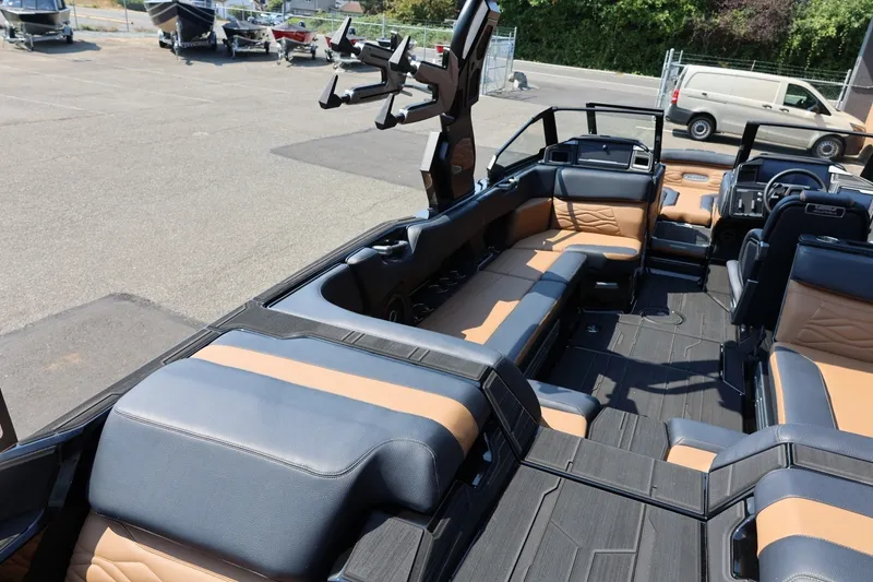 Slide: The Image of Das Bild zeigt das Innere eines Supra SL 550 Bootes mit luxuriösen Sitzen und modernen Details. - 22