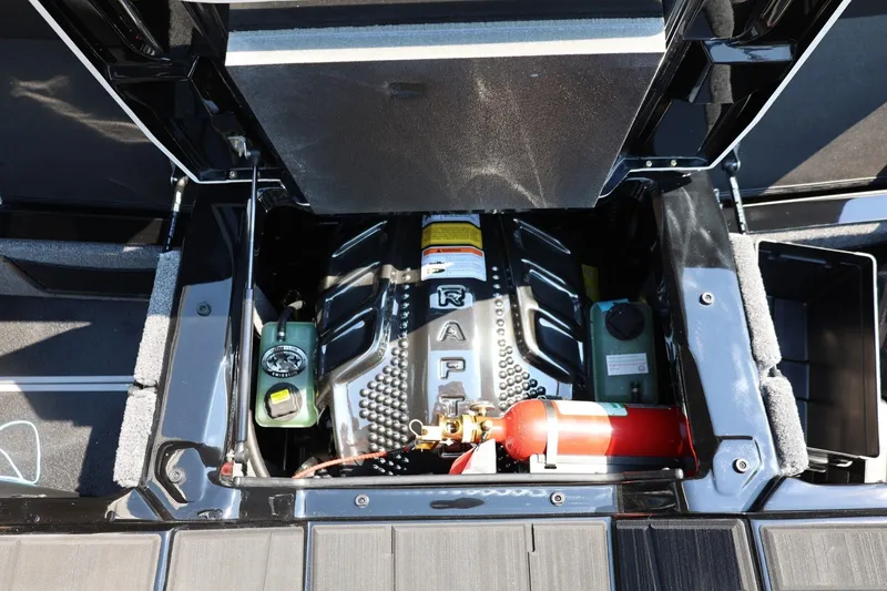 Slide: The Image of Der Motorraum eines Supra SL 550 von 2026 mit einem leistungsstarken Motor und Feuerlöscher. - 25
