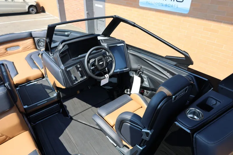 Slide: The Image of Das Bild zeigt das Cockpit eines Supra SL 550 von 2026 mit modernen Bedienelementen und luxuriösen Sitzen. - 41