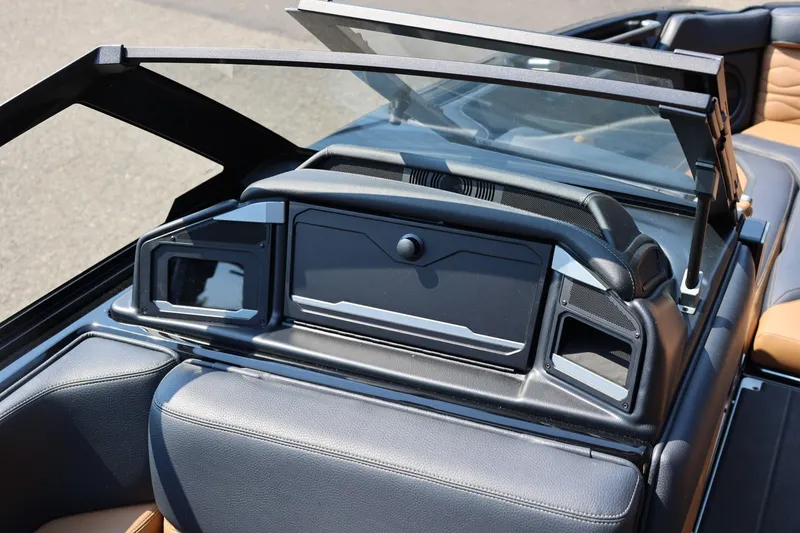 Slide: The Image of Das Bild zeigt das Armaturenbrett eines Supra SL 550 von 2026 mit modernen Bedienelementen. - 44