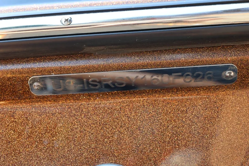 Slide: The Image of Nahaufnahme eines Bootsrumpfes mit einer Seriennummer auf einem Metallschild. - 8