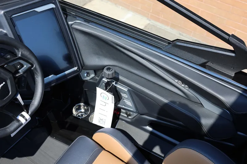Slide: The Image of Das Bild zeigt das Cockpit eines Supra SL 550 von 2026 mit modernen Bedienelementen und einem großen Display. - 43