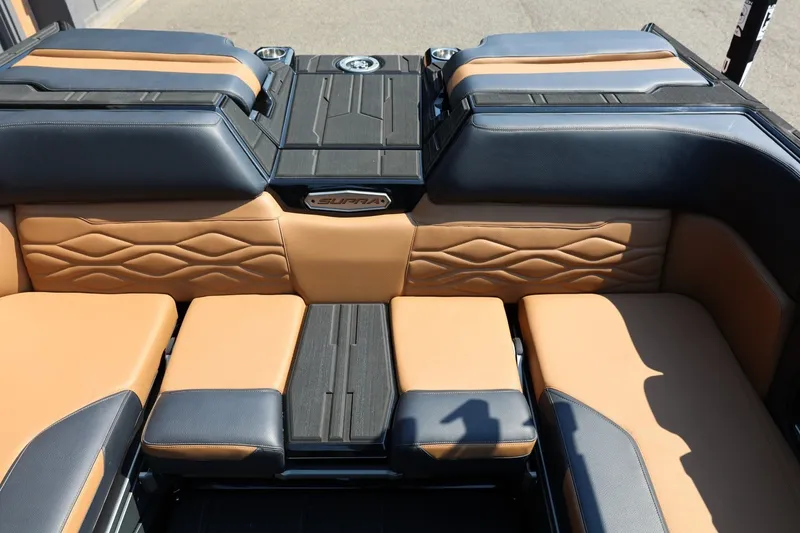Slide: The Image of Das Bild zeigt das luxuriöse Interieur eines Supra SL 550 Bootes mit eleganten Ledersitzen. - 33