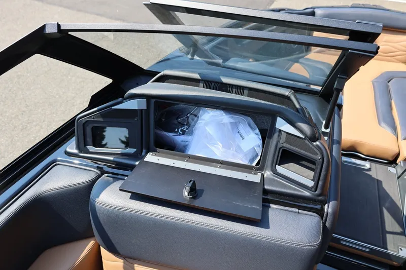 Slide: The Image of Das Bild zeigt das Armaturenbrett eines Supra SL 550 von 2026 mit modernen Bedienelementen. - 45