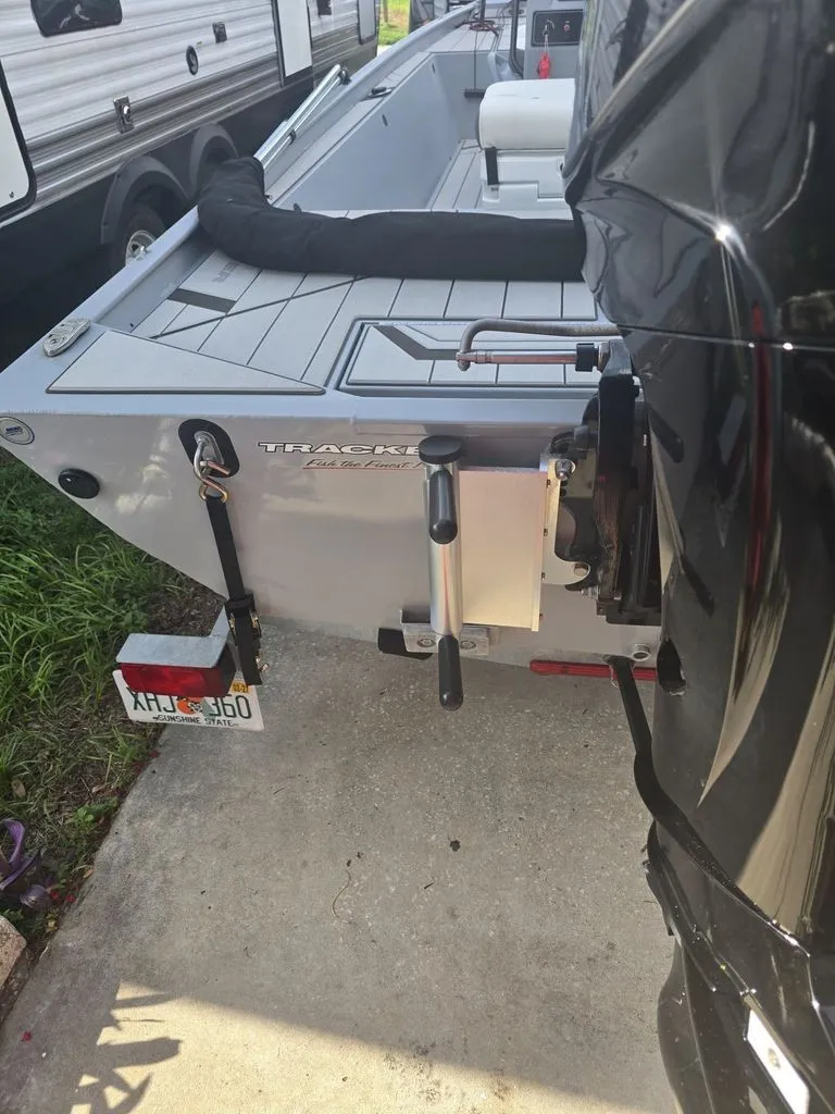 Slide: The Image of Tracker Bass Tracker Classic CC 2026 - 14