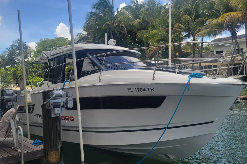 The Image of 2023 Jeanneau NC 895 boot aangemeerd met palmbomen op de achtergrond. - 5
