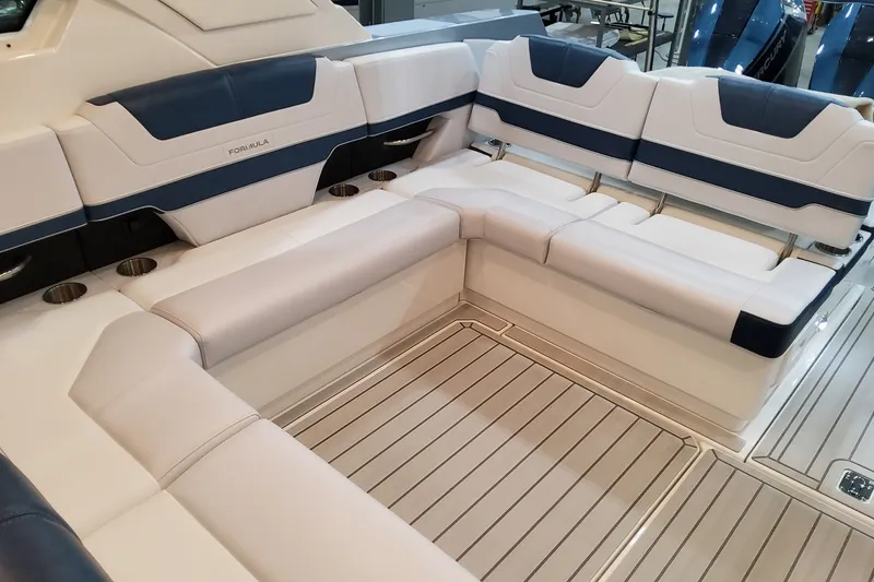 Slide: The Image of Luxurious seating area on 2027 Formula 400 Super Sport Crossover boat. - 41